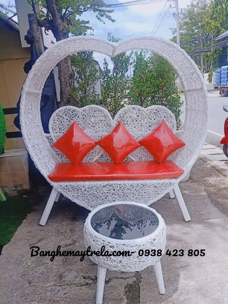 Ghế chụp hình trái tim mây tre